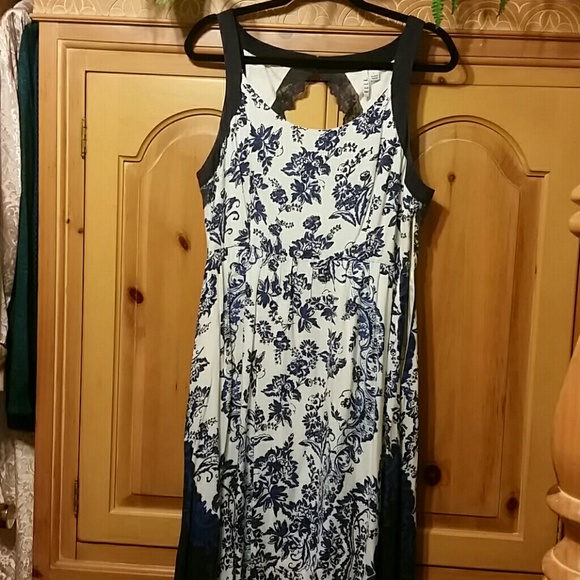 Elle Dresses & Skirts - Gorgeous Elle floral dress